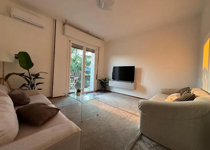 Cosy Penthouse Near The Hospital דירה