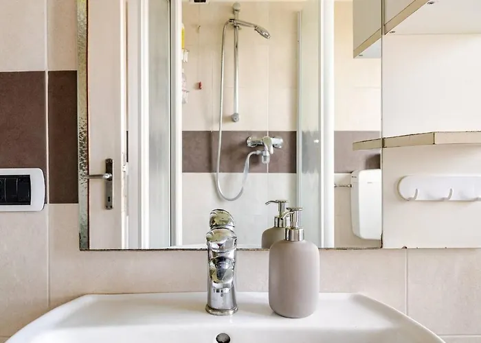 Cosy Penthouse Near The Hospital דירה